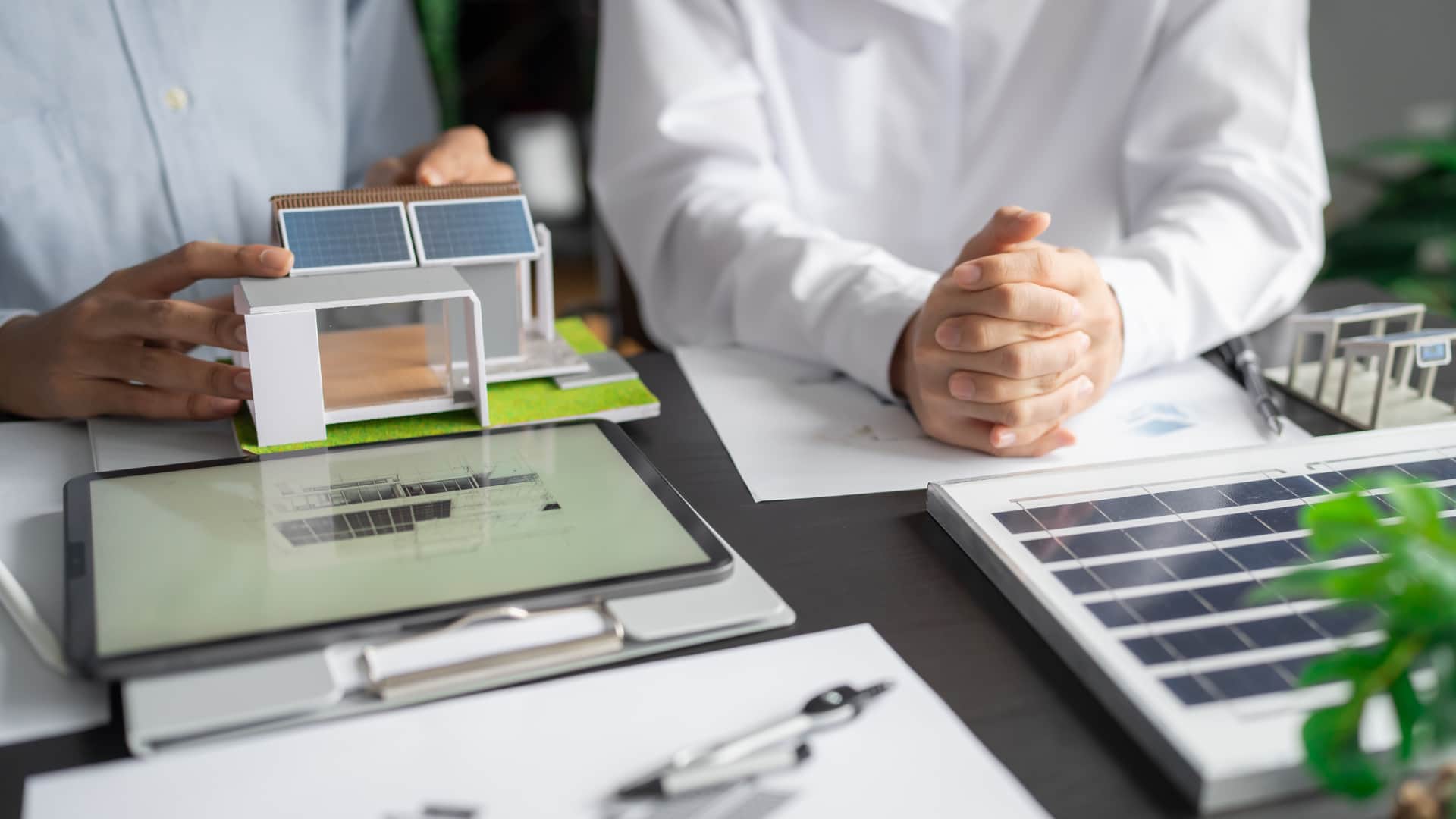 Trabajadores del sector energía diseñando placas solares con IA